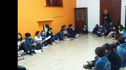 Las charlas en escuelas buscan promover el  compañerismo y la integración.