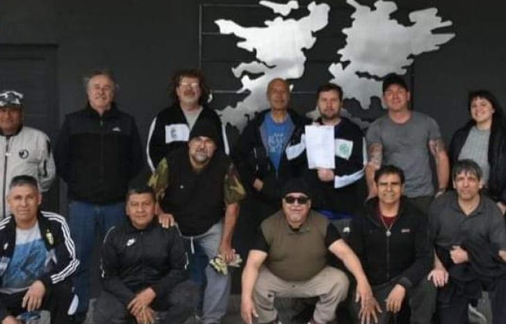 Todo el equipo preparado para inaugurar un nuevo mural.