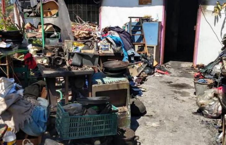 Así estaba el frente de la casa tras el incendio.