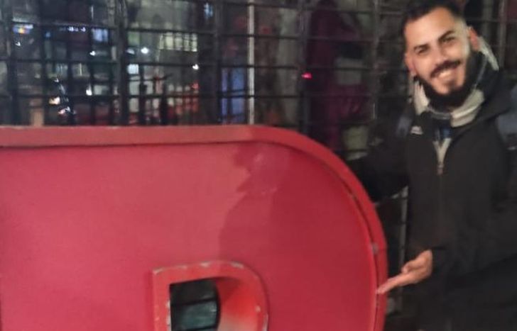 Roberto y sus amigos se trajeron la R de Garbarino para entregársela a Rodrigo.