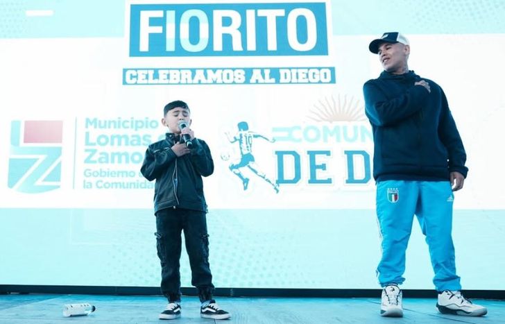 Luiam cantó con gran pasión y sentimiento el Himno Nacional Argentino. Fue la primera vez que lo entonó frente al público.