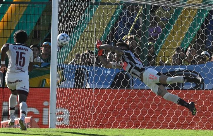 Acosta desvía el tiro libre de Fernández.