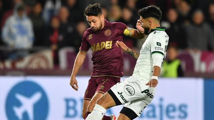 Lautaro Acosta pierde ante el cruce de Paredes.