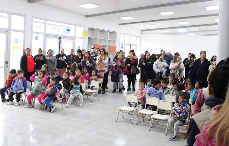 Alumnos, docentes, directivos y familiares participaron de la apertura.