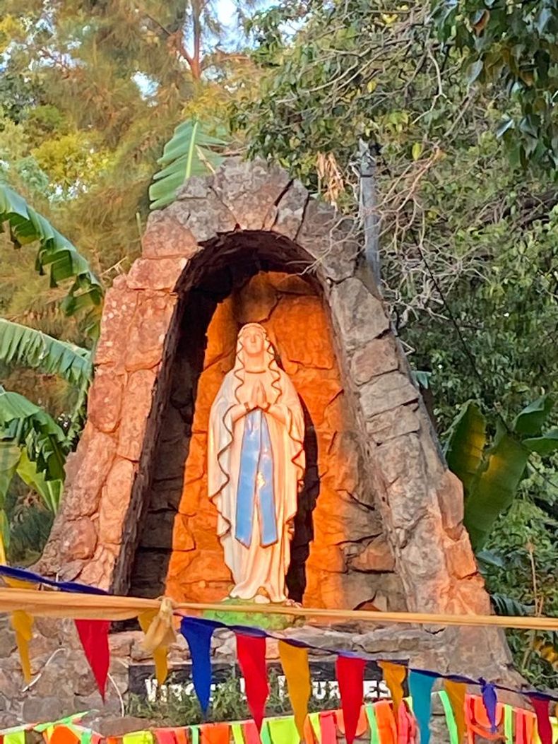 La imagen de la Virgen María, en la réplica de la Gruta de Lourdes situada en Turdera.