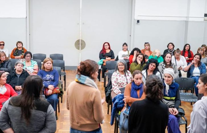 En el Salón Eva Perón del Municipio se reunieron para planificar el viaje.