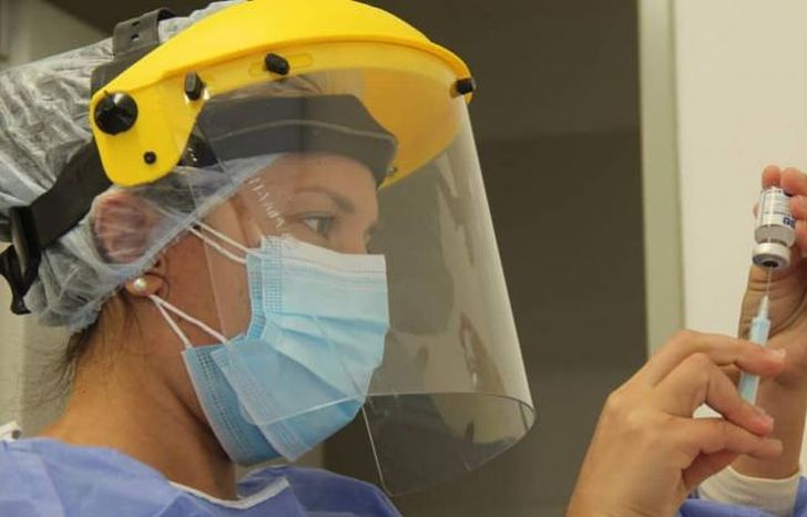 Las trabajadoras de las salud se preparan.