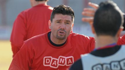 La dirigencia de Talleres aceptó la renuncia del entrenador Daniel Vicentín tras la derrota con Estudiantes de Buenos Aires.