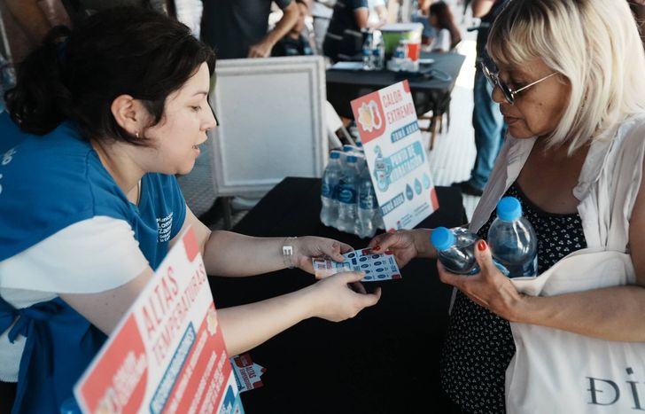 Buscan cuidar a los vecinos de Lomas en medio de la ola de calor.