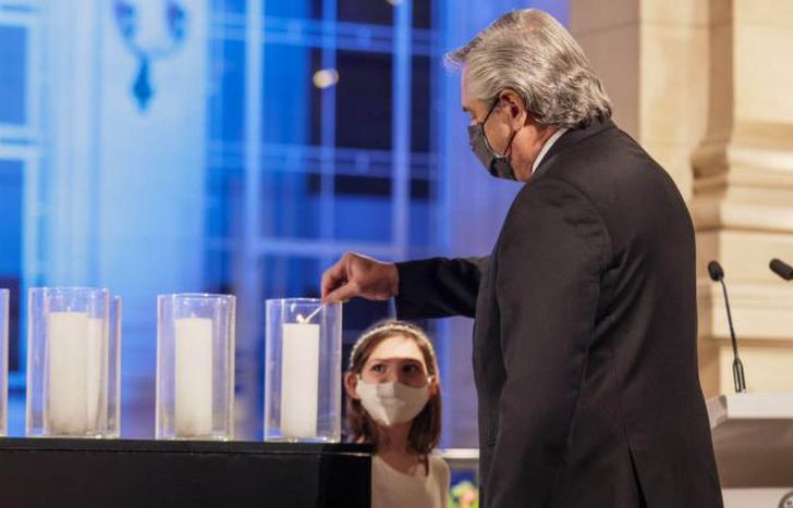 Alberto homenajeó a las víctimas del Coronavirus.