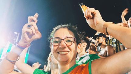 Zahira muestra orgullosa el palo santo tras la victoria de Banfield ante Boca.