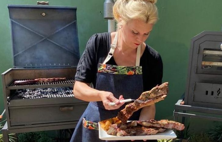 Sandra es una apasionada por la cocina y por los asados.