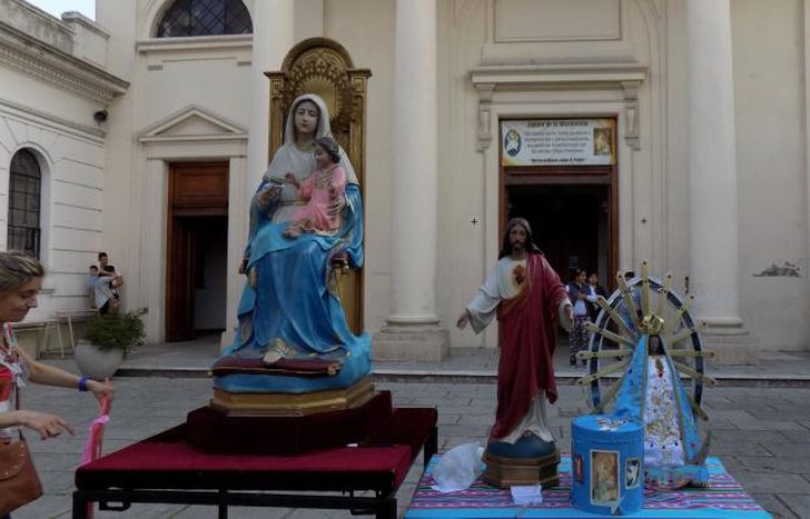 Entre hoy y mañana habrá tres misas.