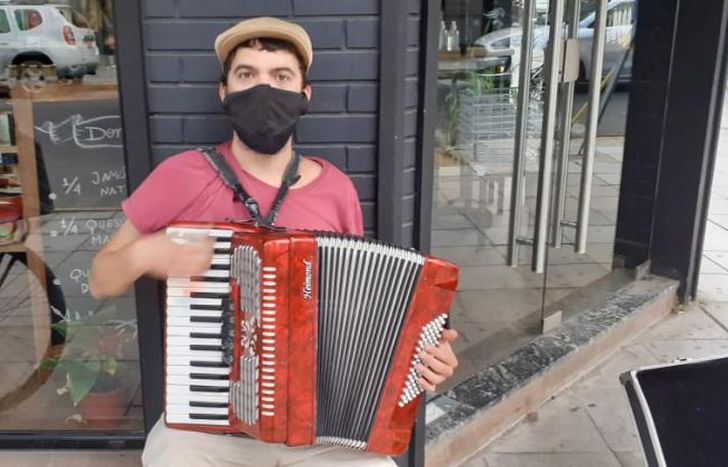 José agradeció a los que frenan para disfrutar de su arte.