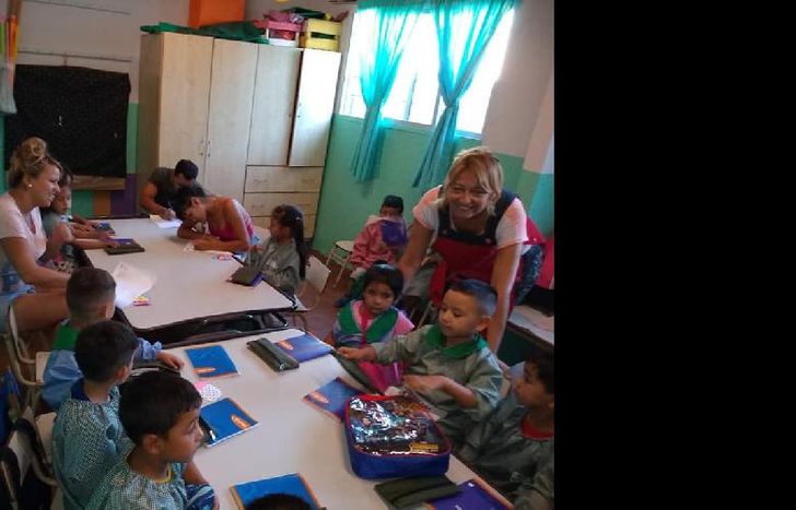 alumnos y docentes también recibieron delantales y bolsos.