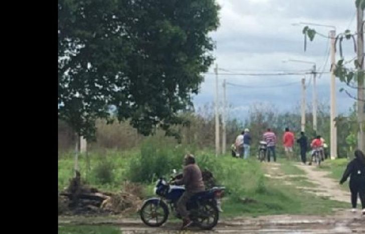 Se detectaron marcas de arrastre y de ruedas de una moto en el lugar.