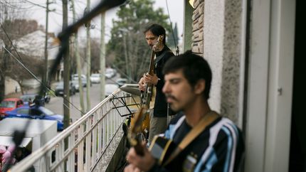 Los músicos desde el balcón ubicado en Temperley ofrecen un concierto gratuito y solidario.&nbsp;