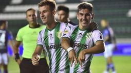 Fontana busca festejar un nuevo gol.