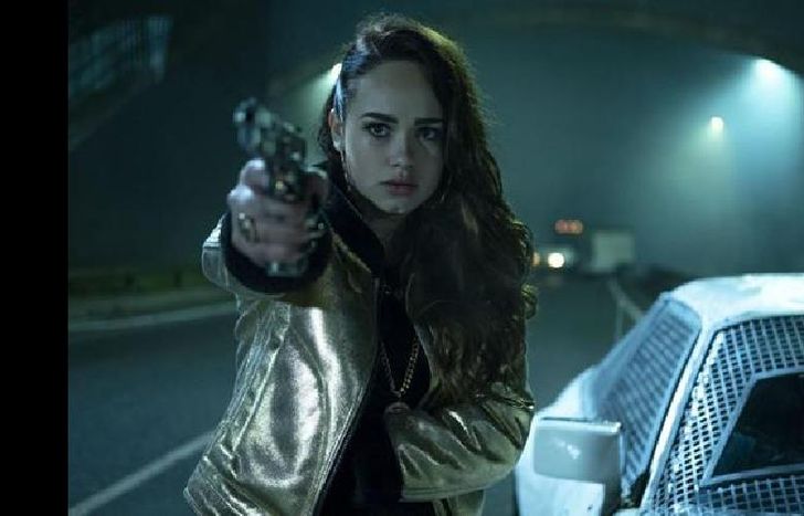 Un grupo de personas compiten en una carrera callejera ilegal.