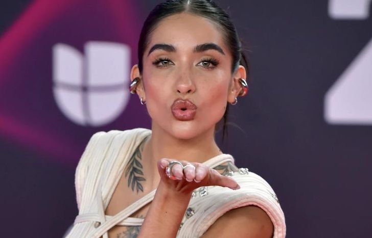 María Becerra, con la camiseta de Temperley.