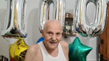 Ángel tiene dos hijos, cinco nietos y diez bisnietos.