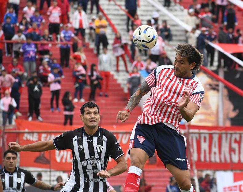 Cabezazo al gol de Mauricio Asenjo.