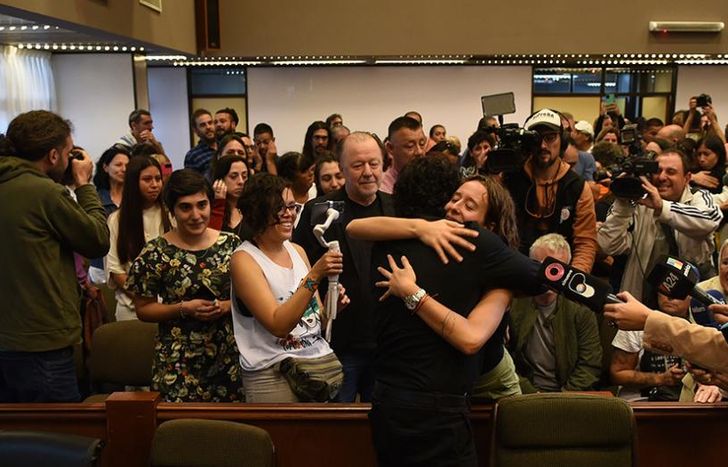 El abrazo a Marcos Bazán tras su absolución en el caso Anahí Benítez.