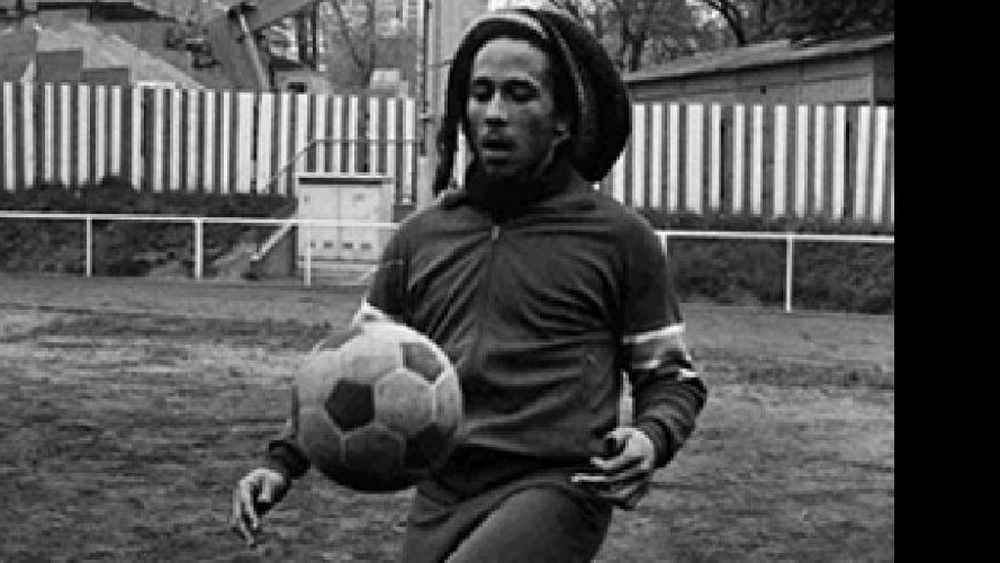 Entre el reggae y el fútbol