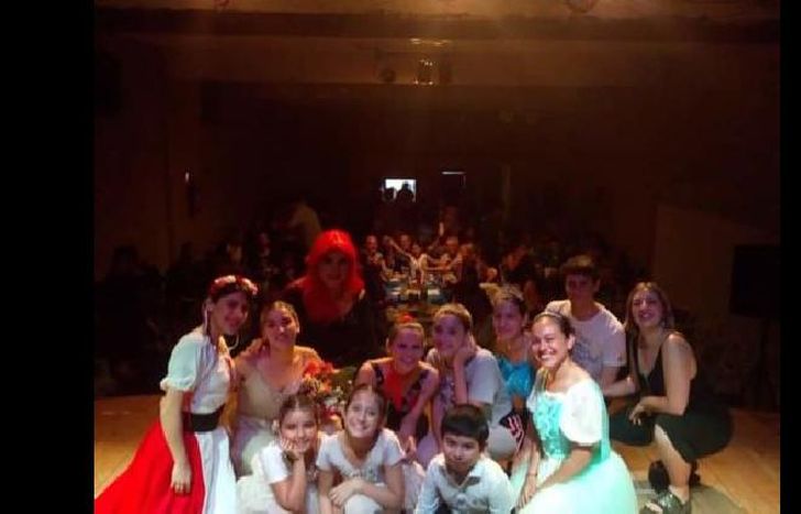 El teatro, lleno. Hoy, un cumple diferente.