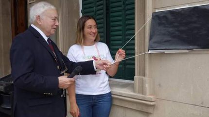 El momento del descubrimiento de la placa conmemorativa.