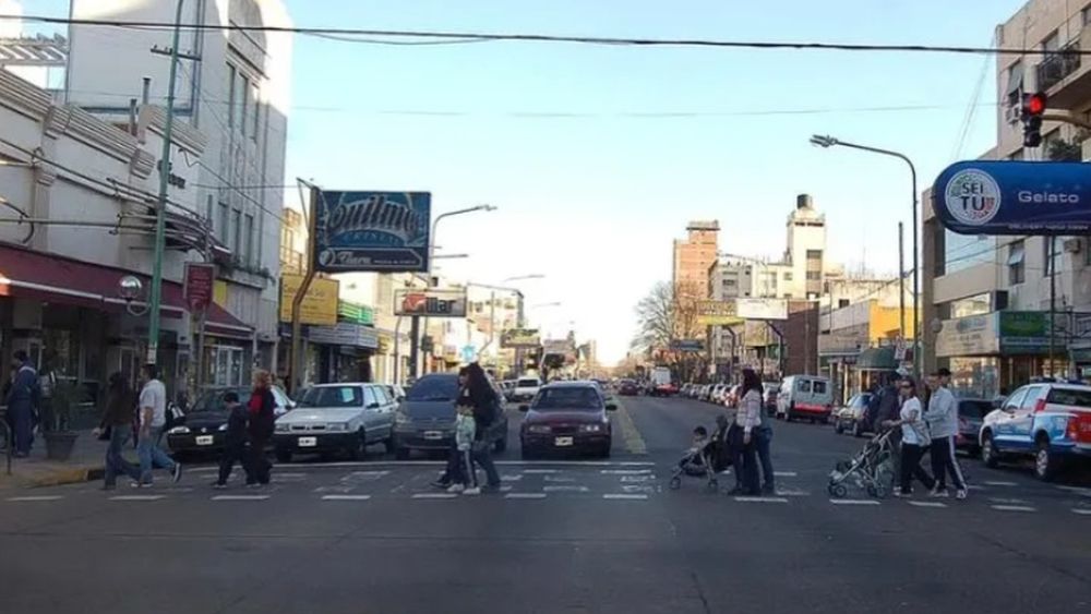 Se llama Alsina entre Banfield y Balcarce, en Lomas.