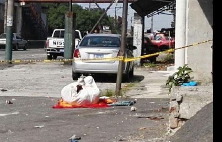 el cuerpo estaba envuelto en una frazada y en su cabeza tenía una bolsa de nylon.