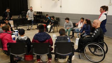 Clases de percusión en el Club Cultural.