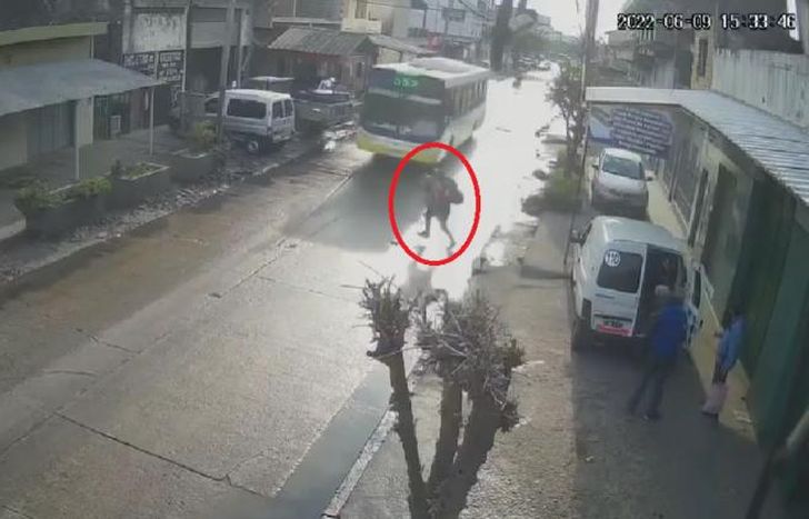 El momento en el que el hombre se arroja contra el colectivo.