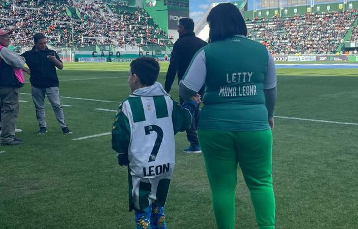 León y su mamá ayer entrando al campo de juego.