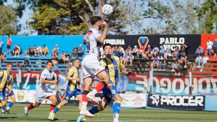 El cabezazo de Vidal, directo a la red.