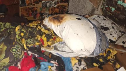 El detenido provocó un incendio en una de las habitaciones.