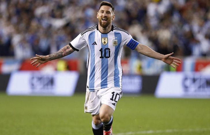 En la subaste, se incluye la remera de la final de Qatar.