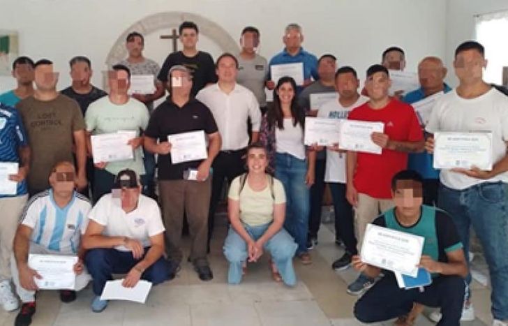 Con los certificados en la mano.