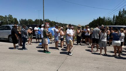 El calor no fue un impedimento para que los vecinos salgan a reclamar ante el deficiente servicio que brinda Edesur.