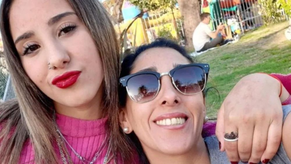 Lara Fernández junto a su madre.