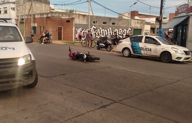 La moto del vecino de Temperley en el lugar de la tragedia, en Quilmes.