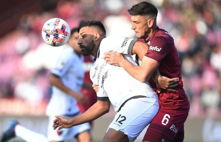 Ábila trata de dominar la pelota con la marca de Braghieri.