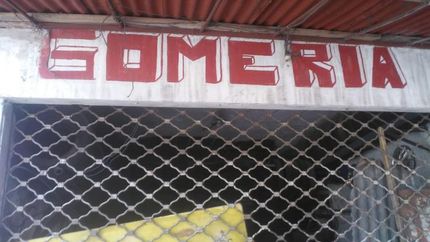 Gomería ubicada en el cruce de la calle Piaggio con Laprida.