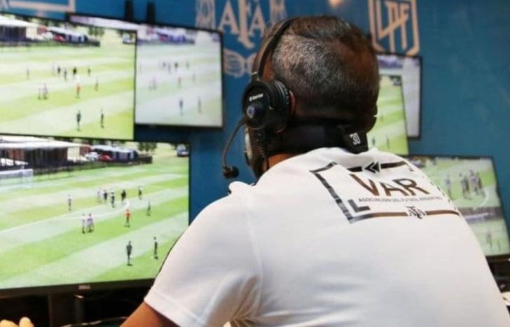 La ayuda tecnológica al arbitraje incorpora una innovación en el futbol argentino.