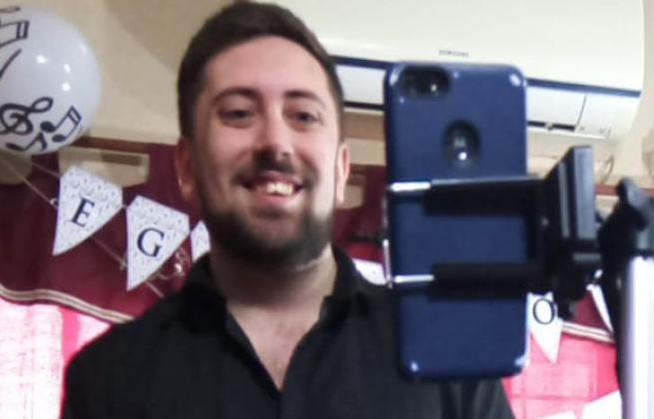 El momento del egreso de Cristian. Felicidad plena en su rostro.