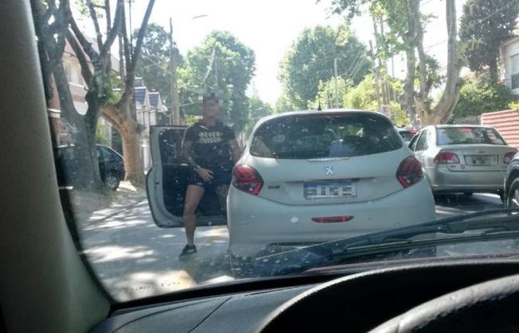 El conductor que agredía a la mujer.