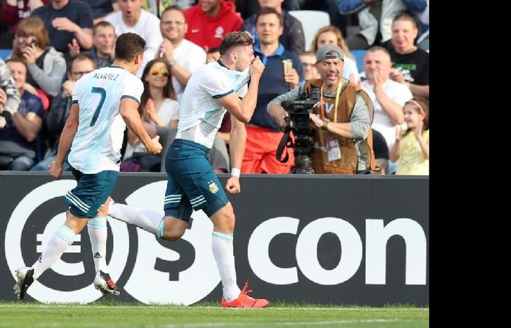 El nueve de San Loreanzo, de gran partido, festeja su gol.