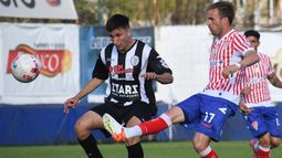 Gastón Ada, gol y asistencia en la jugada del penal.