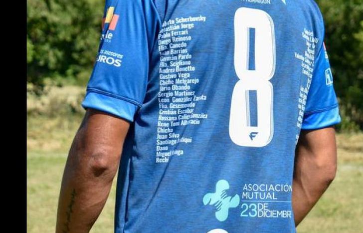 En la espalda están los nombres de quienes compraron bonos.